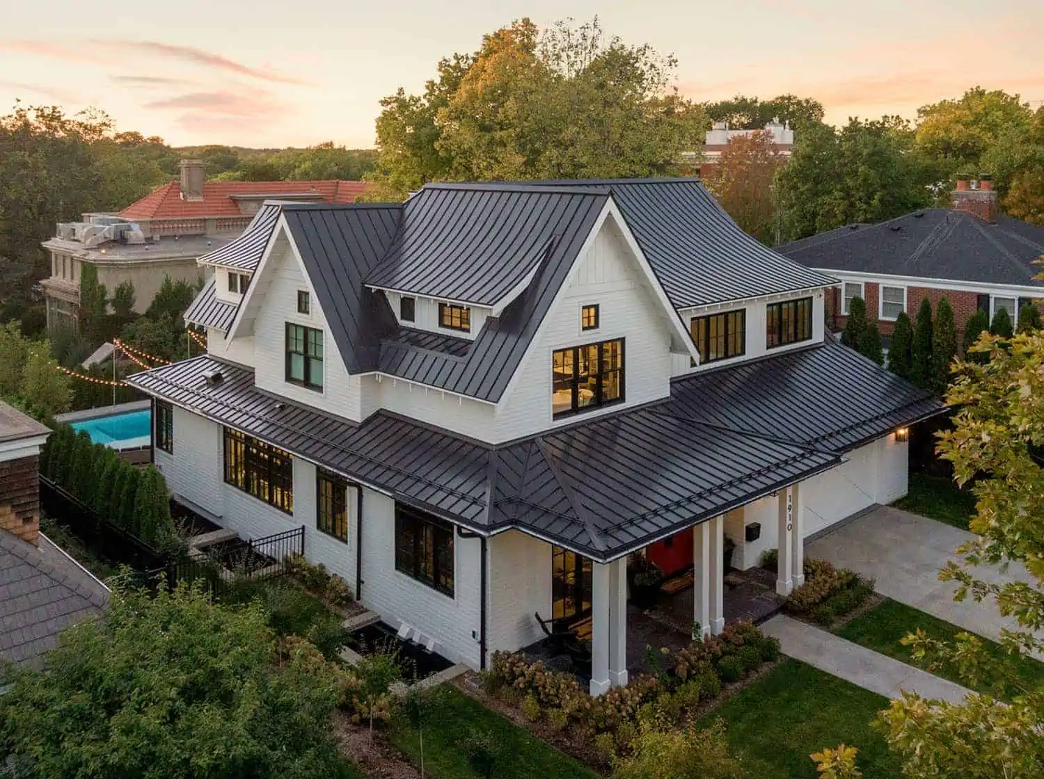 Etrafı Ağaçlarla Çevrili Muhteşem Bir Villa
