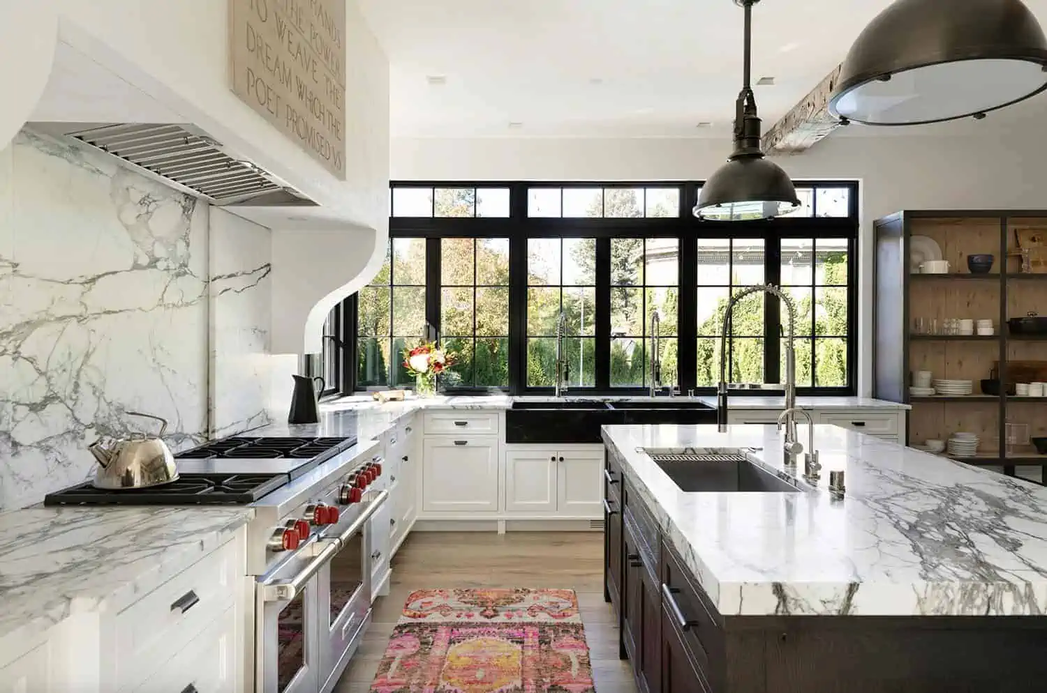 Etrafı Ağaçlarla Çevrili Muhteşem Bir Villa