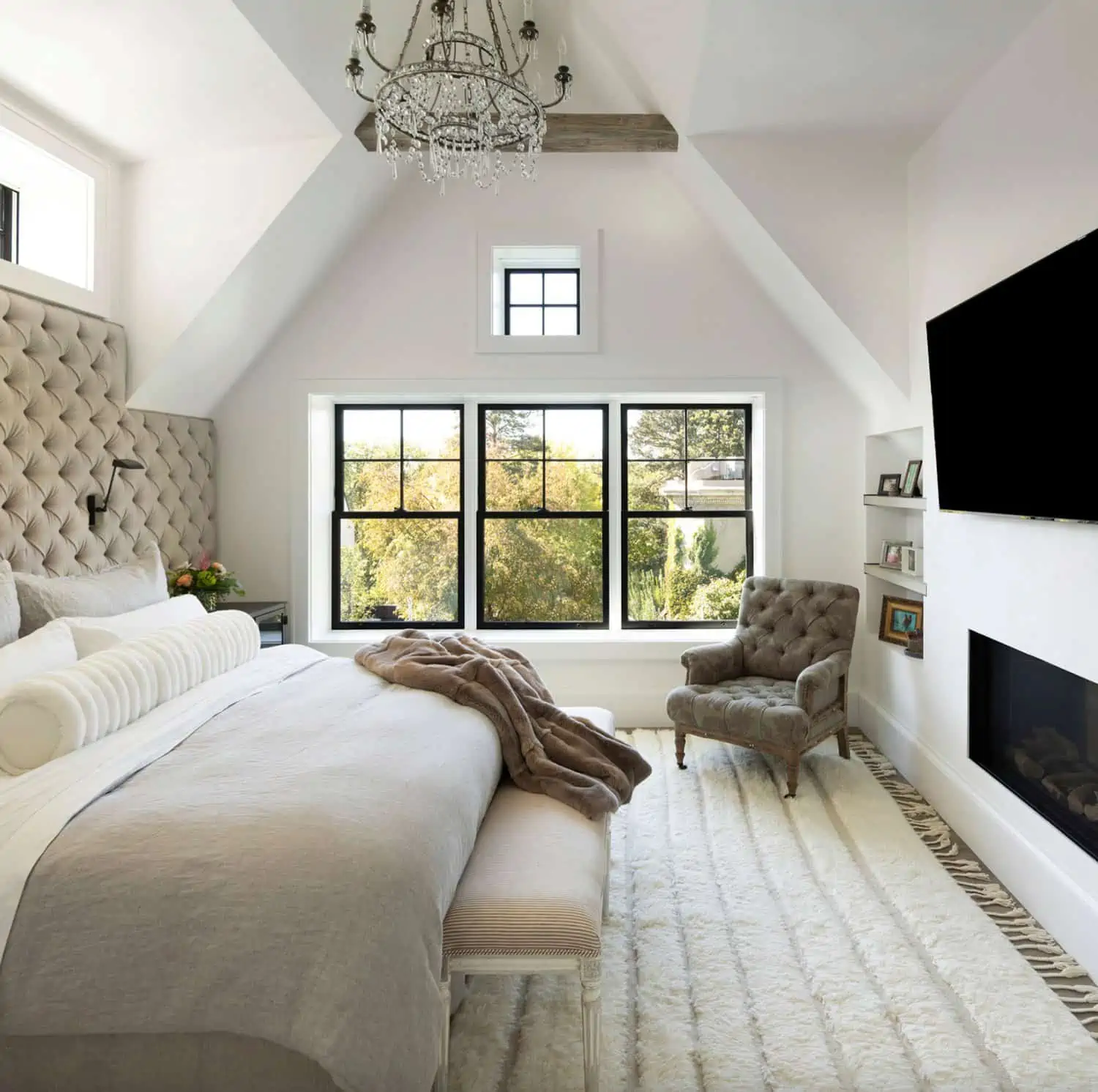 Etrafı Ağaçlarla Çevrili Muhteşem Bir Villa