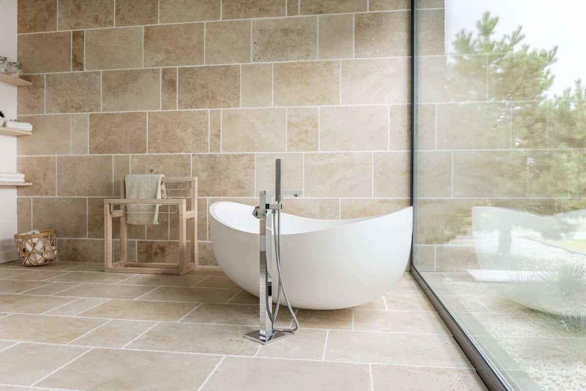 Sade Banyo Dekorasyonu