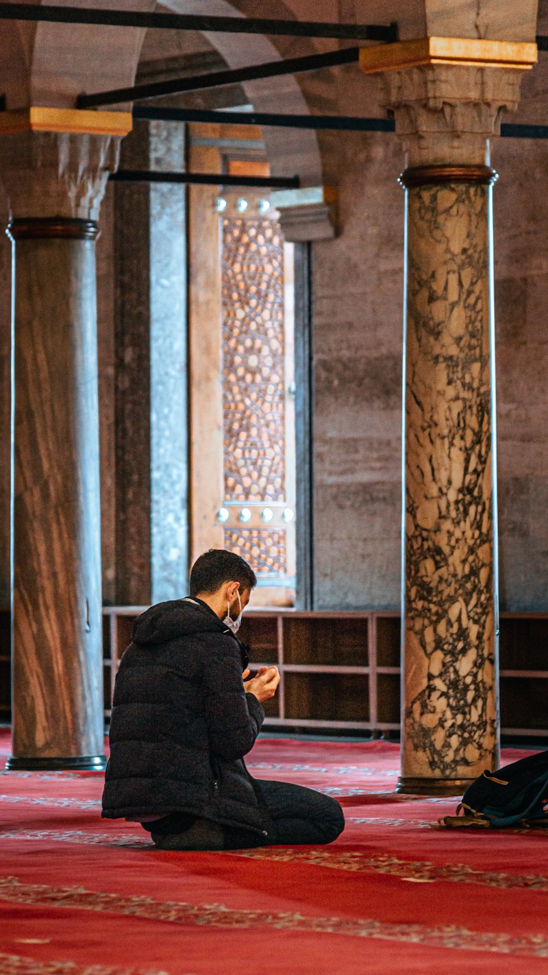 Peygamberimizden Sonra İlk Halife Kimdir ? 